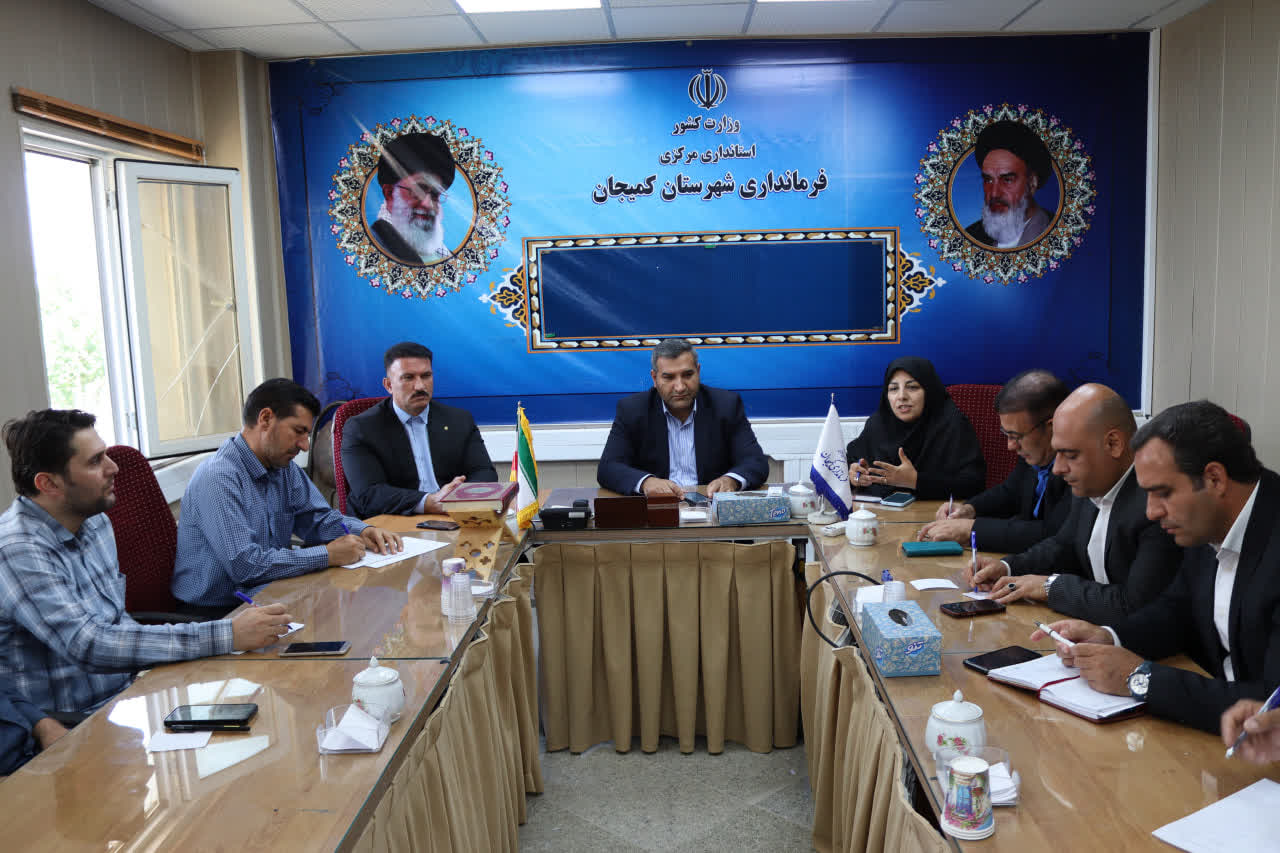 فرمانداری کمیجان پای کار بیمه اجتماعی کشاورزان و روستائیان