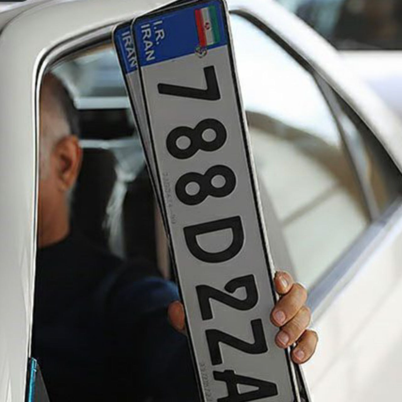 پلاک خودروها لاتین نمی‌شود